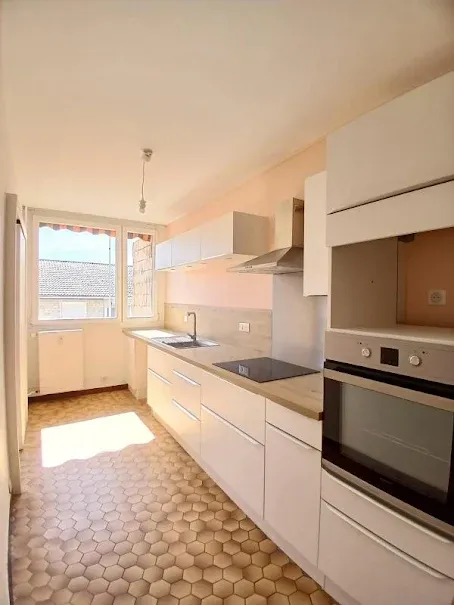 Köök - Renovated Apartment with Balcony in Saint-Dizier