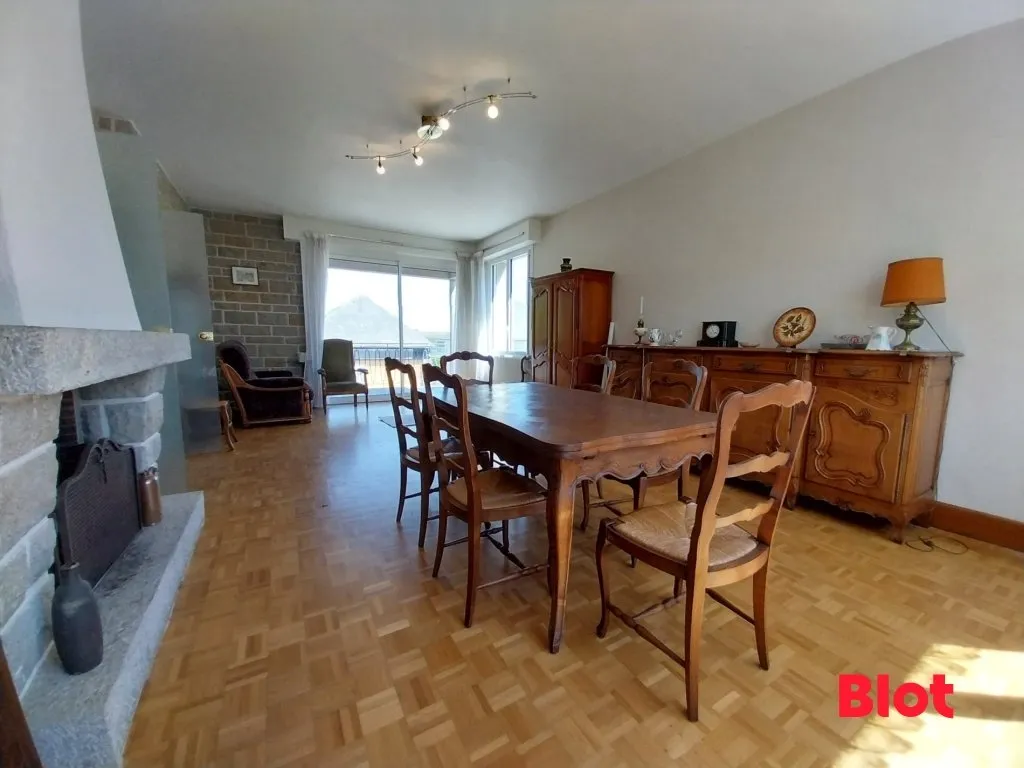 Sala da pranzo - Bright House with Balcony in Antrain