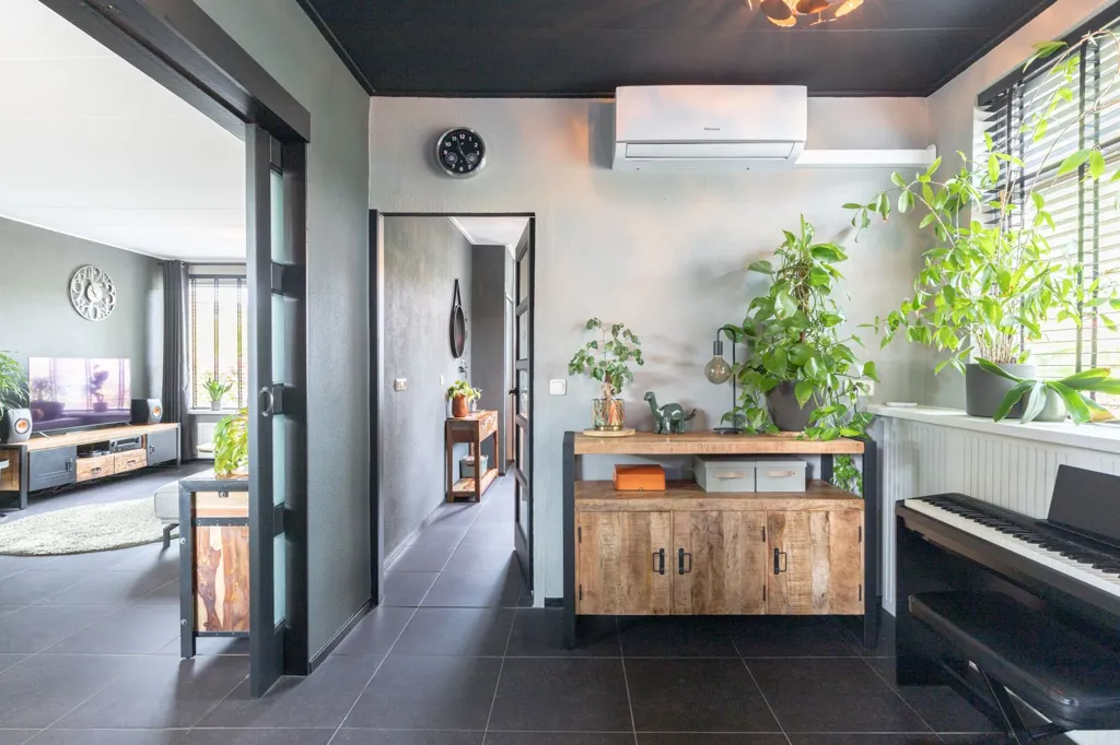 Esik - Half Duplex with Solar Panels in Central Location