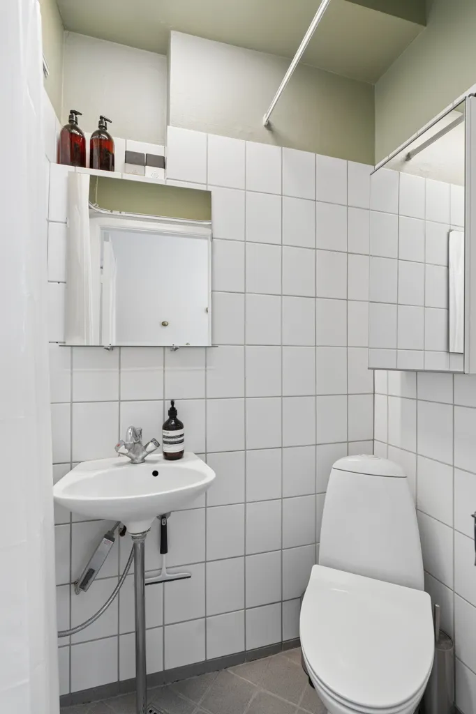 Bathrooms - Charming Flat with City View in Valby