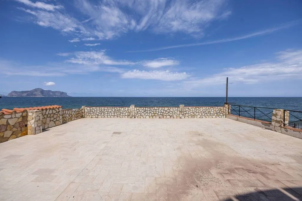 Terrasse - Beachfront Villa with Historic Character in Palermo