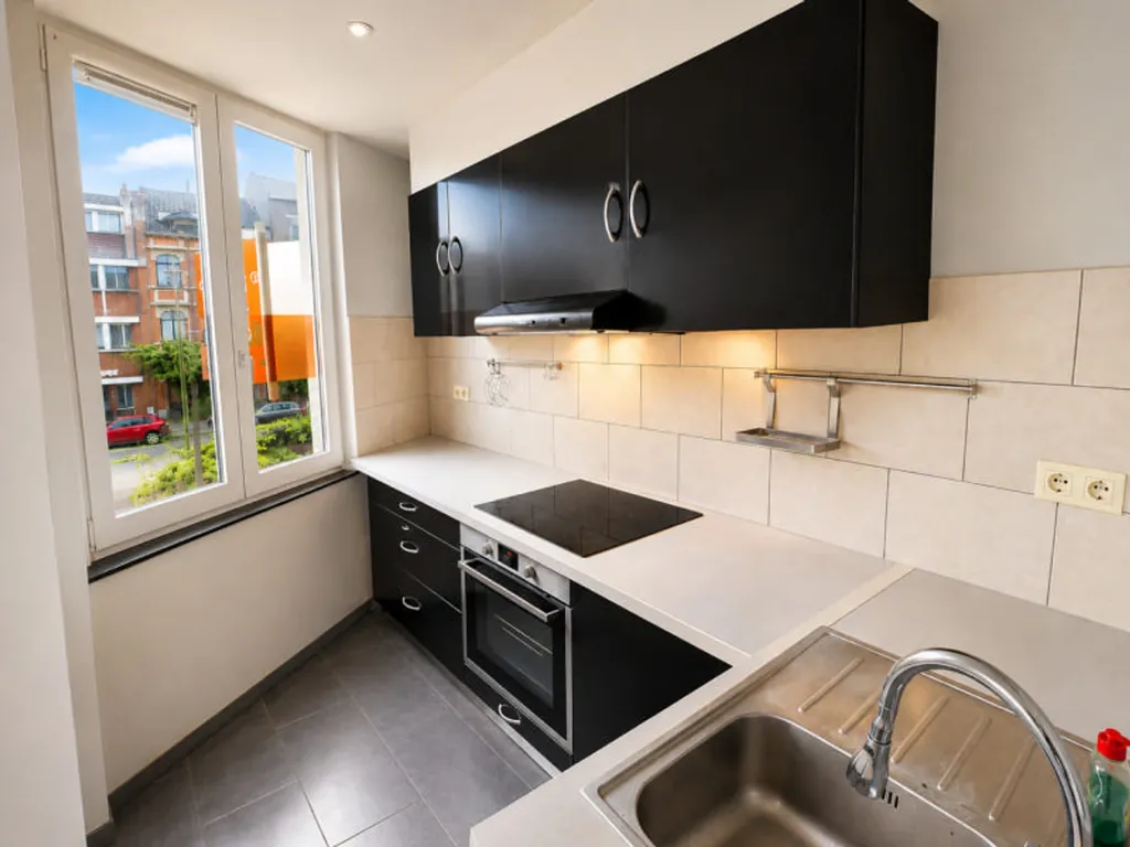 Cuisine - Appartement 2 Chambres dans un Environnement Calme à Anderlecht