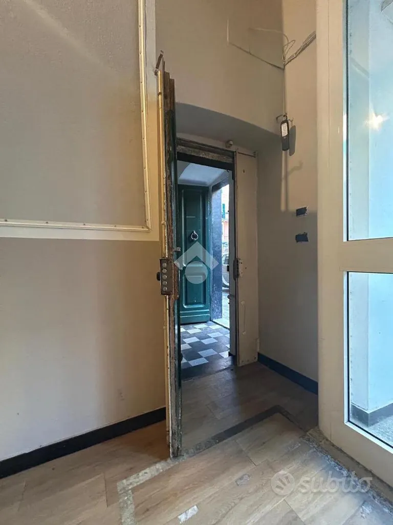 Entrée - Commercial Shop with Seafront Courtyard in Lavagna