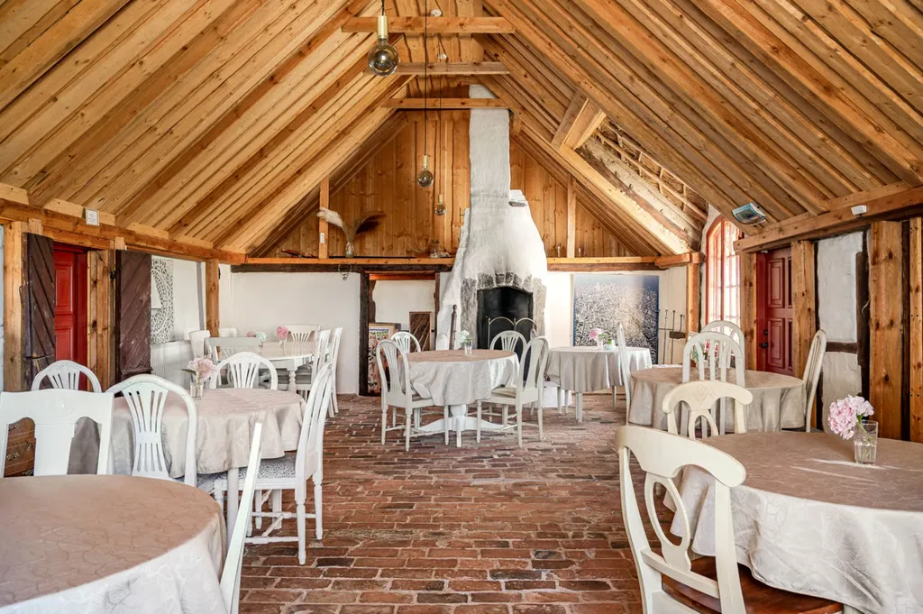 Söögituba - Historic Cross-Vaulted Farmhouse with Restaurant in Halland