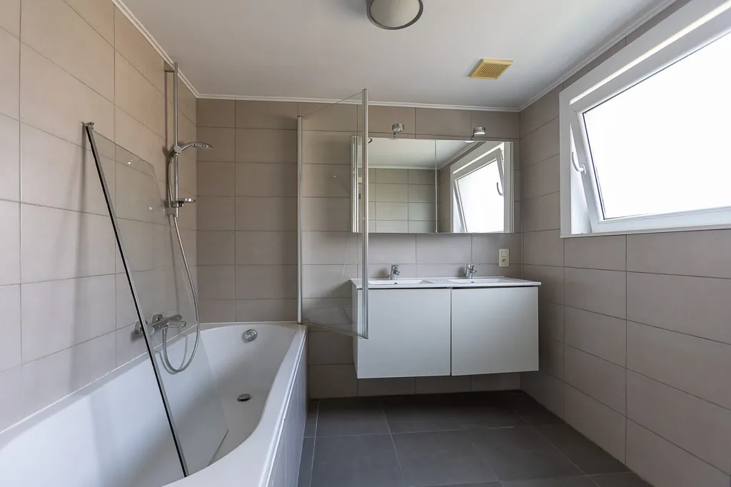 Salles de bain - Maison avec Jardin et Garage à Aalter