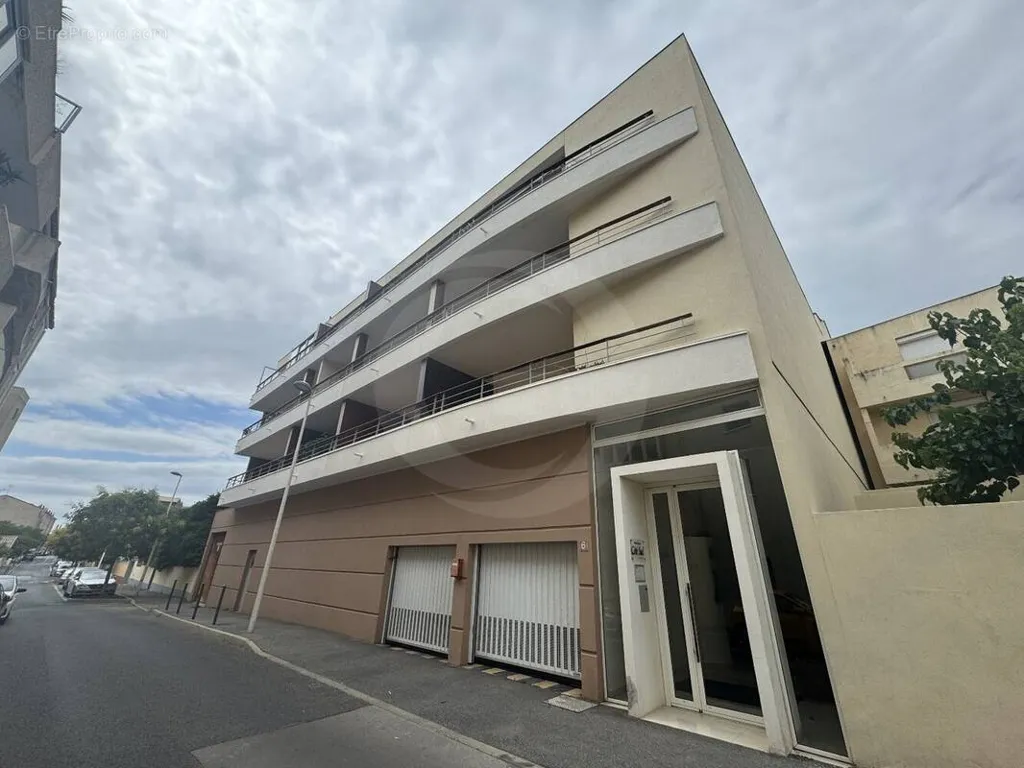 Esterno - Large Garage with Storage in Corniche Centre