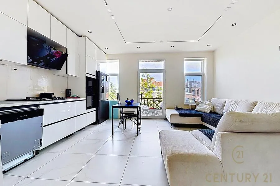 Séjour - Appartement Rénové avec Balcon à Schaerbeek