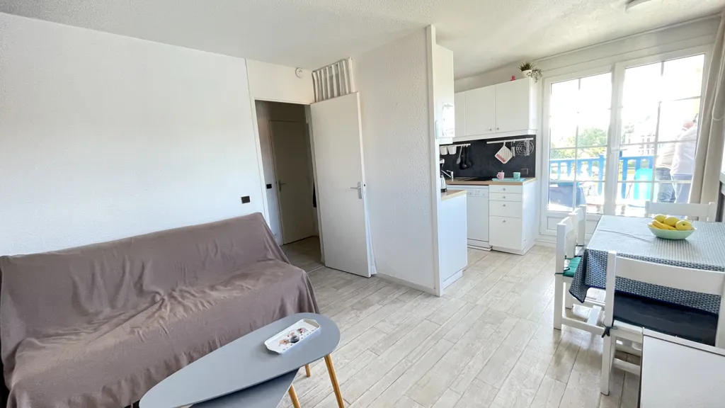 Elutuba - 2-Bed Flat with Lake View in Bourgenay