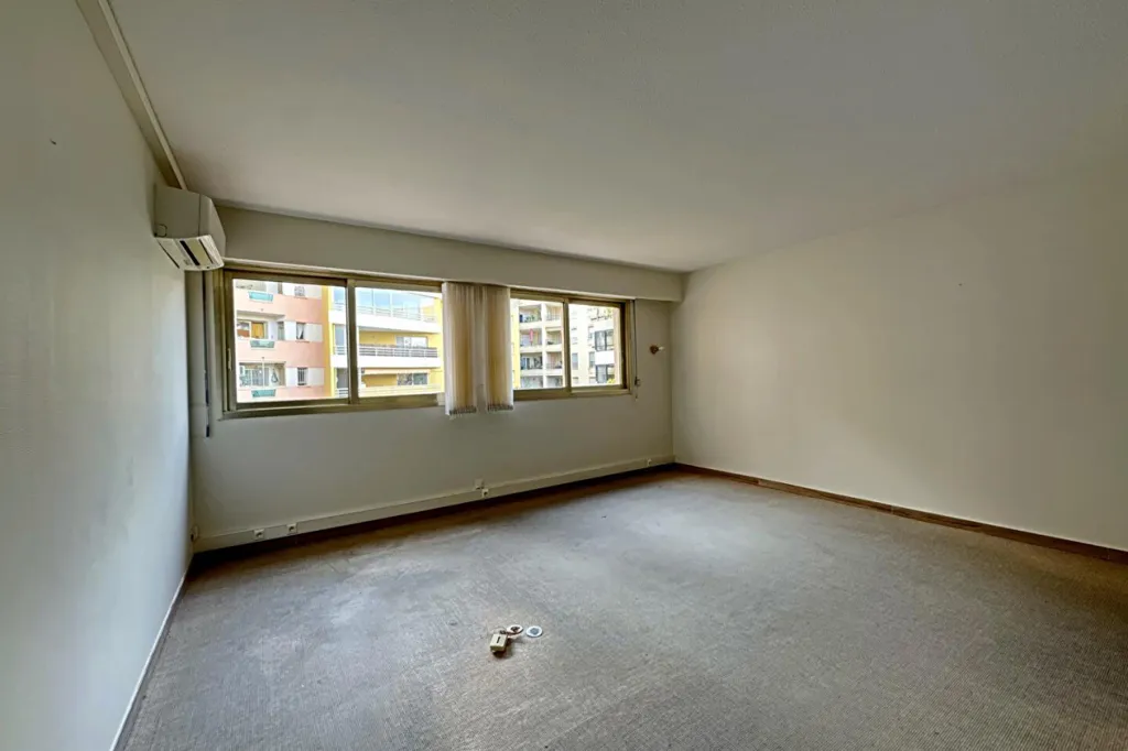 Rooms - 4-Piece Apartment with Office Potential in Saint-Raphaël