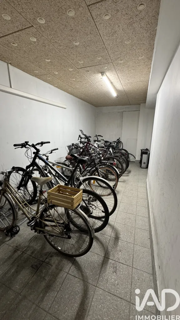 Garage - Appartement Lumineux avec Parking à Bordeaux