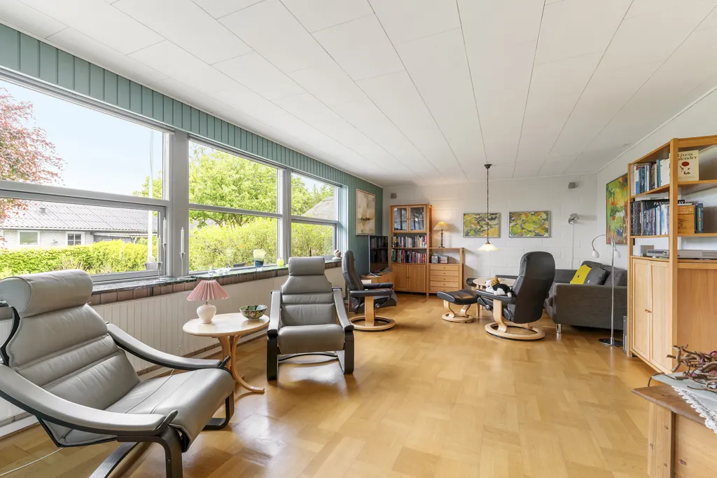 Living Room - Modernised Villa with Garden in Linde