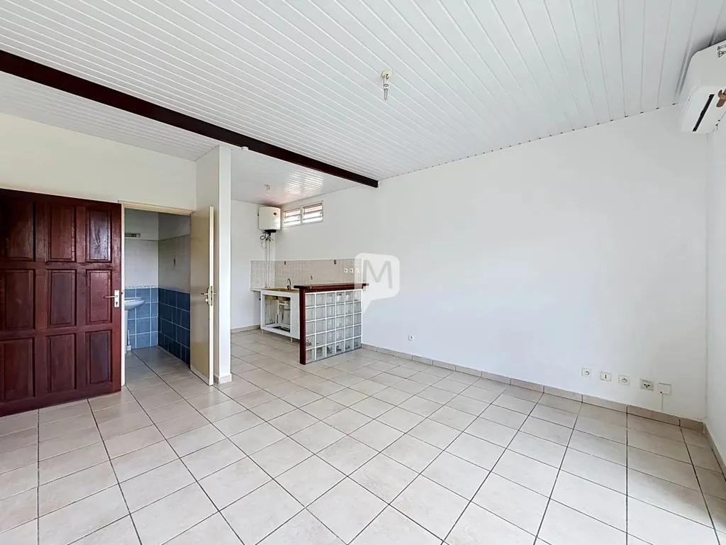Pièces - Studio avec Balcon au Centre de Cayenne
