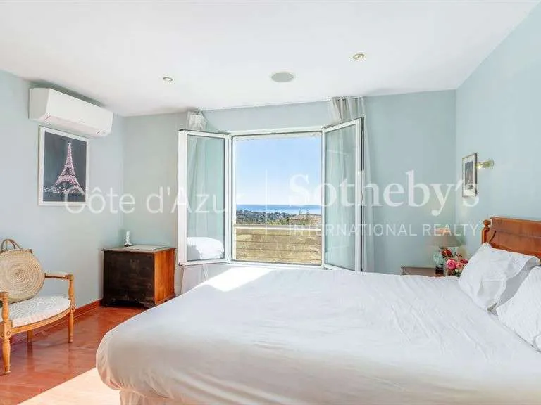 Bedrooms - Luxury Villa with Pool and Sea View in Grimaud