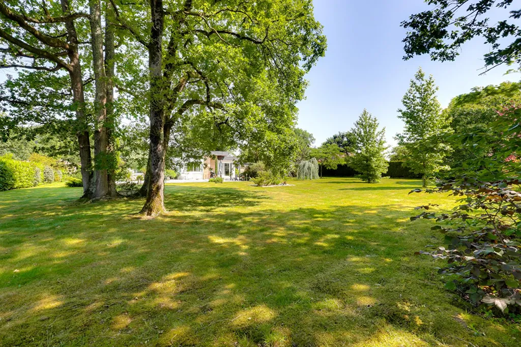 Garden - Architectural Villa with Pool in Labatut