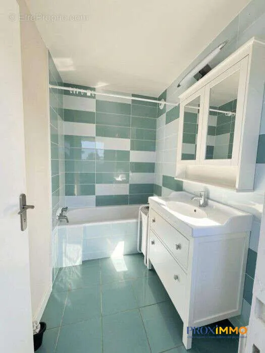 Salles de bain - Appartement Traversant avec Terrasse à Voiron
