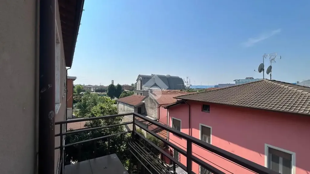 Rõdu - 3-Room Apartment with Balcony in Brescia