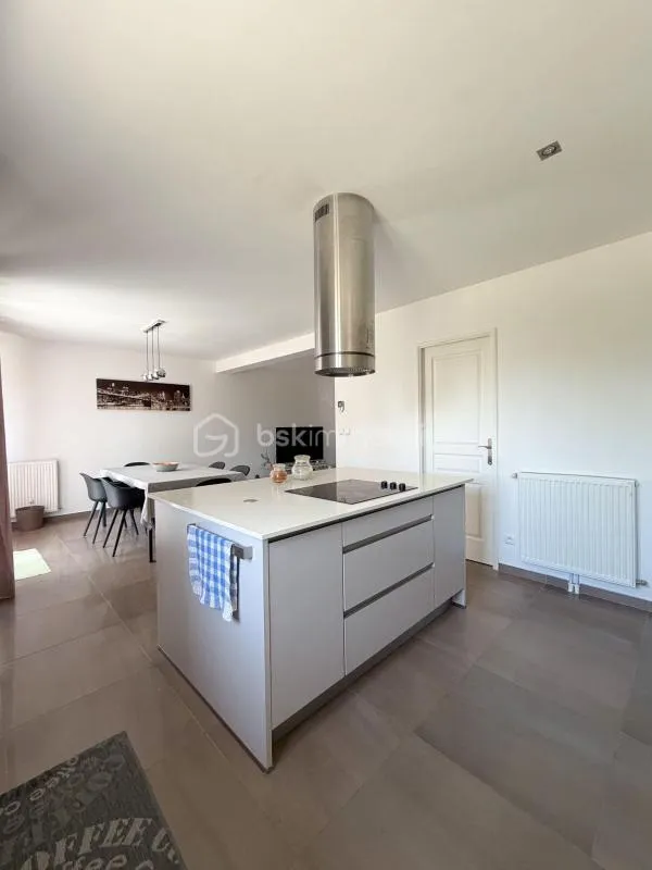 Cuisine - Maison Récemment Construite avec Terrasse Ouest