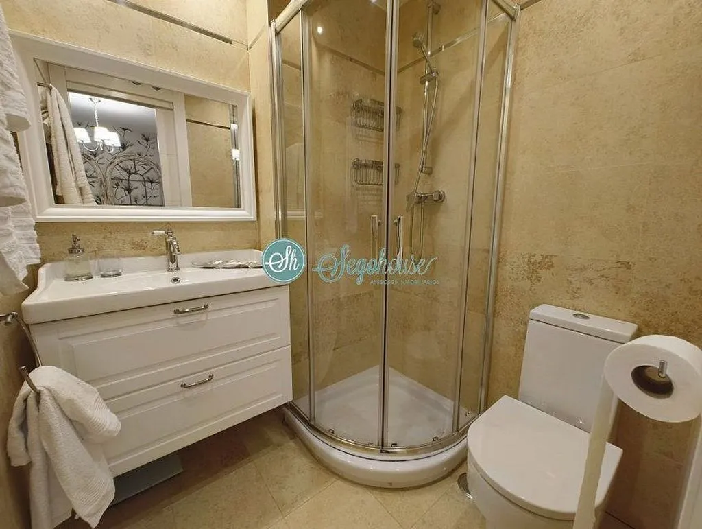 Bathrooms - Modern Flat with Terrace in Ezequiel González