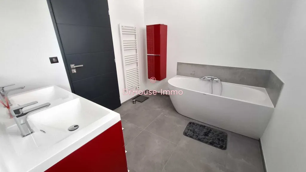 Salles de bain - Villa Contemporaine avec Terrasse à Casteljaloux