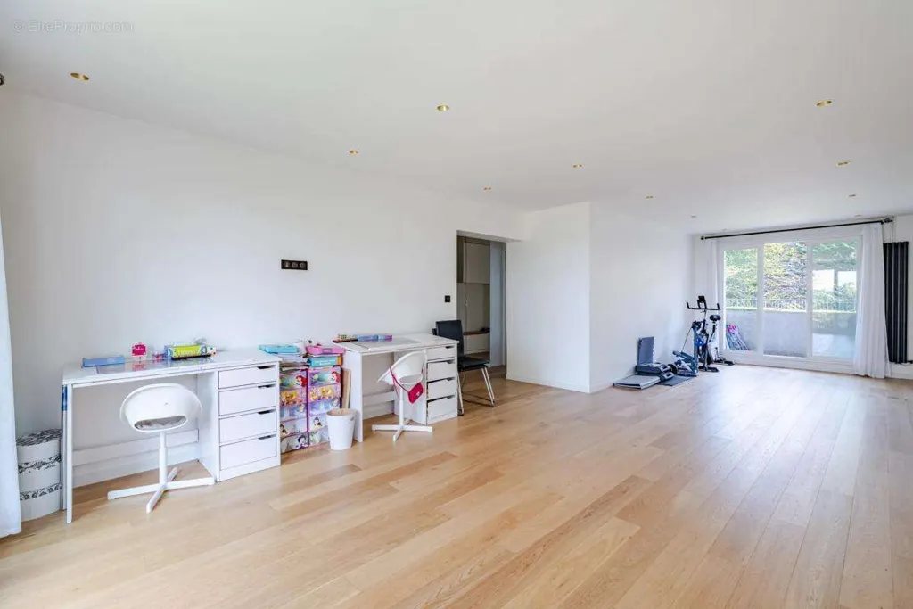 Séjour - Appartement F4 Lumineux avec Parking à Montmorency