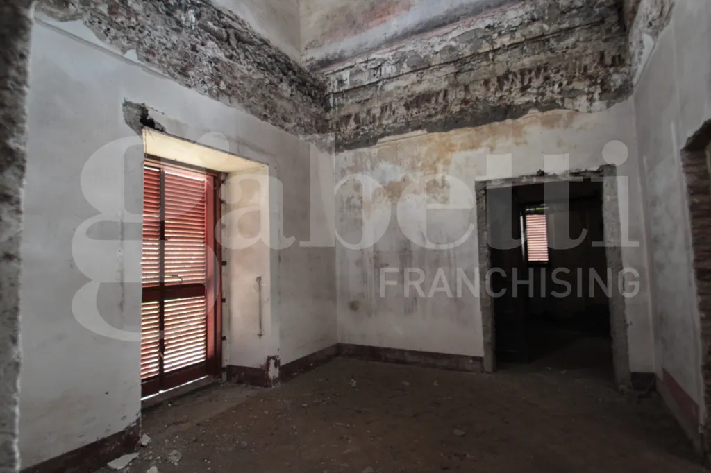 Toad - Villa to Renovate with Garden in Mascalucia