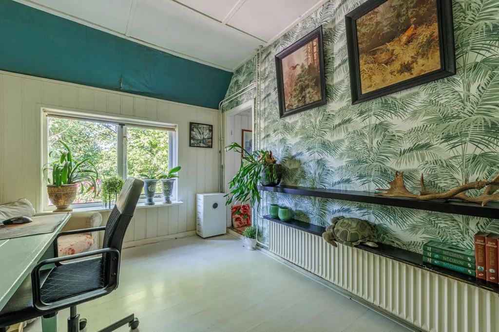 Bureau - Monumental Farmhouse between Churches in Horssen