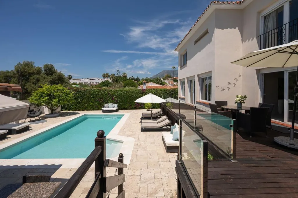 Piscine - Detached Villa with Private Pool in Río Real, Marbella