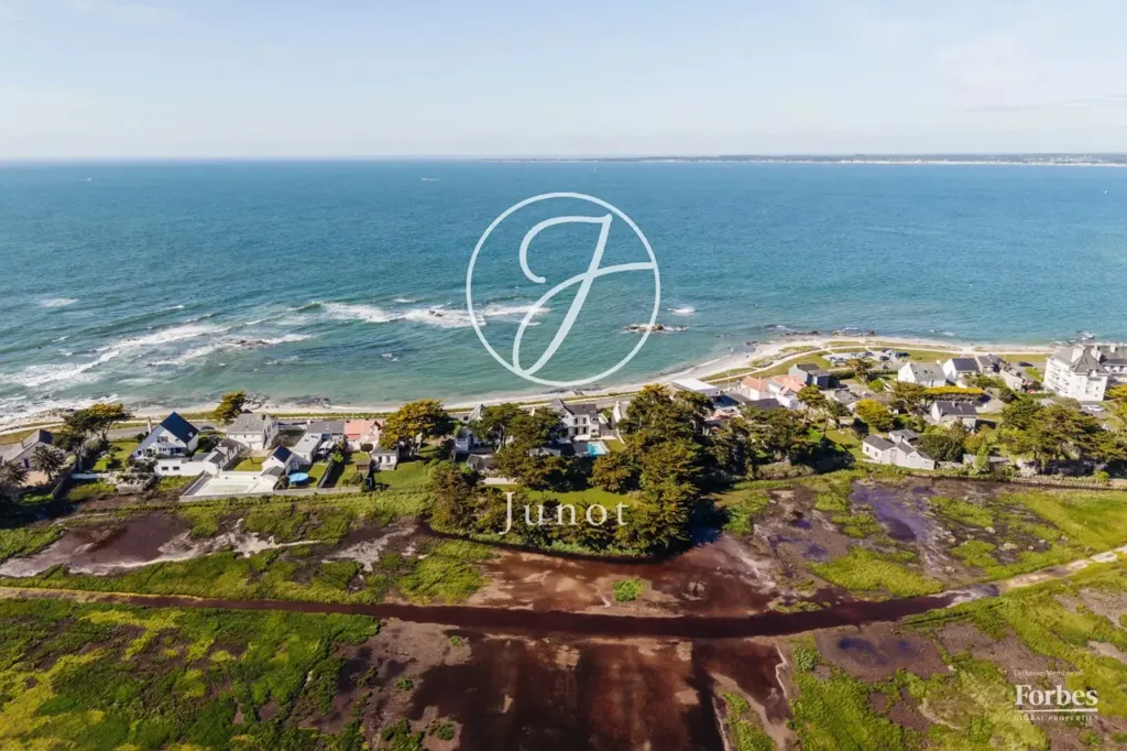 Vue aérienne - Villa Rénovée Face à la Mer avec Piscine au Croisic