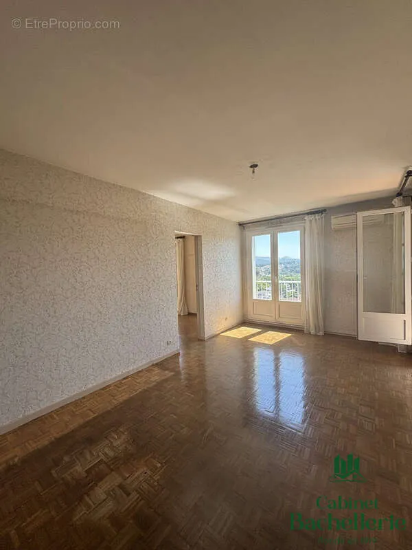 Elutuba - Bright Apartment with Balcony View in Marseille-13