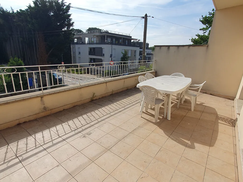 Terrace - 2-Bed Flat with Balcony in Bures-sur-Yvette