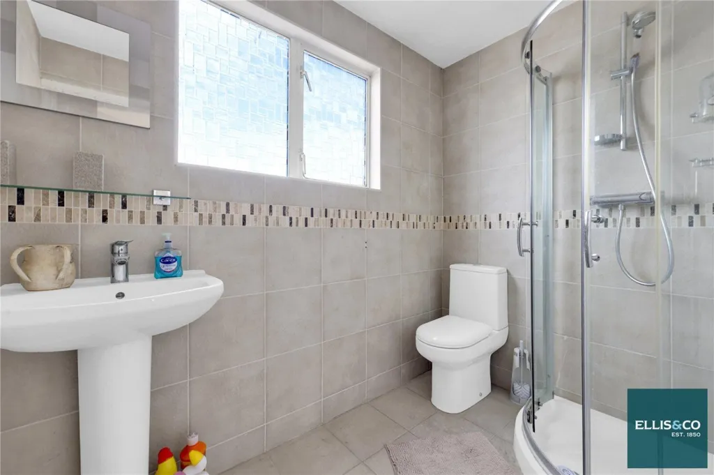 Bathrooms - 6-bedroom house in Barnet