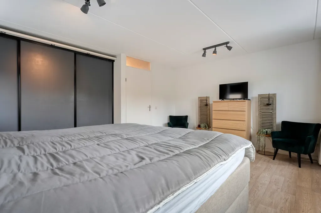 Magamistoad - Modern Split-Level House with Cinewall in Almelo