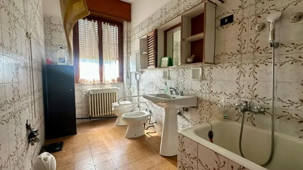Bathrooms - Ground Floor Apartment with Veranda in Ghisalba