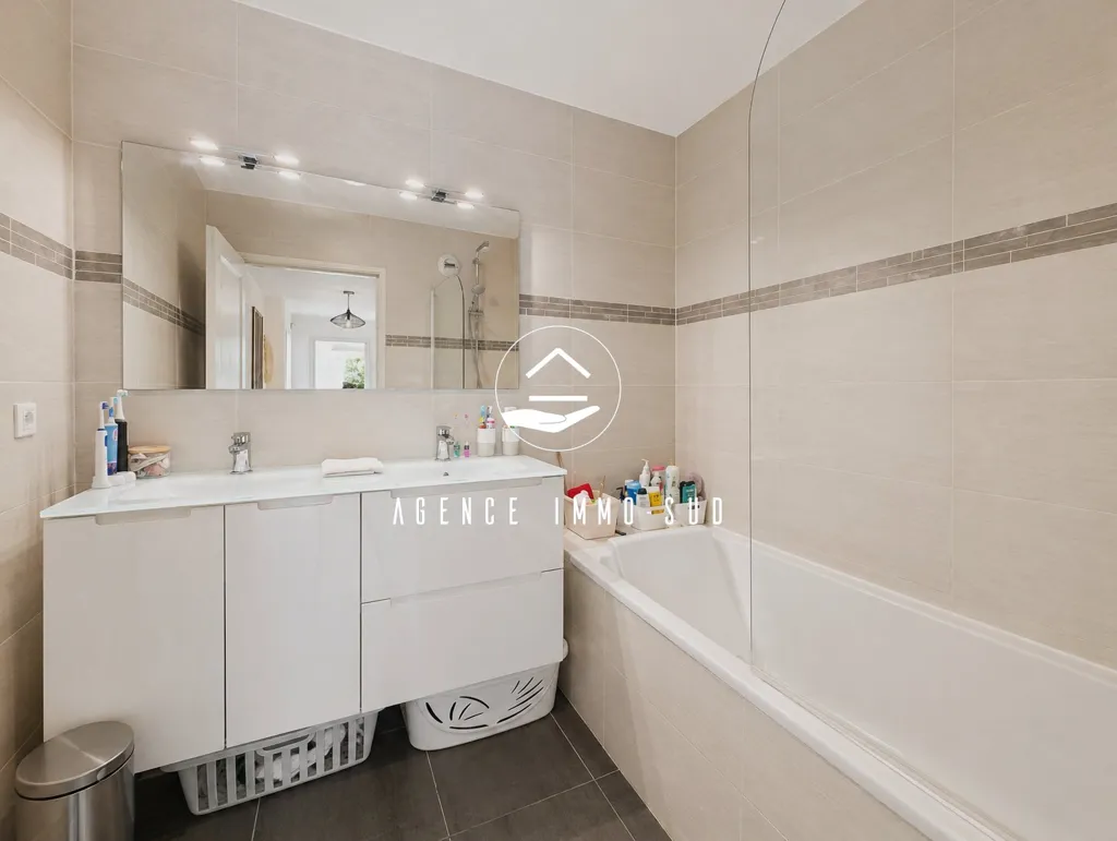 Salles de bain - Appartement avec Terrasse et Vue Château à Cagnes-Sur-Mer
