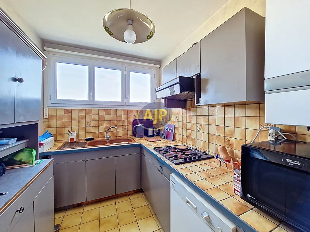 Köök - 3-Bedroom Apartment with Balcony in Merignac
