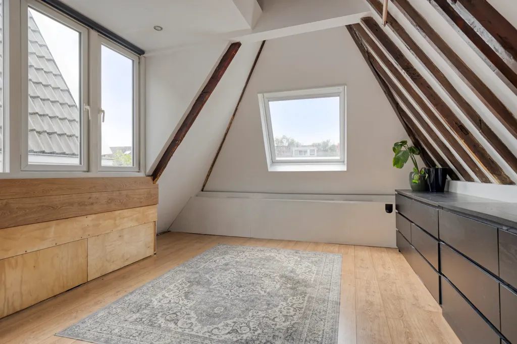 Toad - Characterful House with Water View in Zeglis