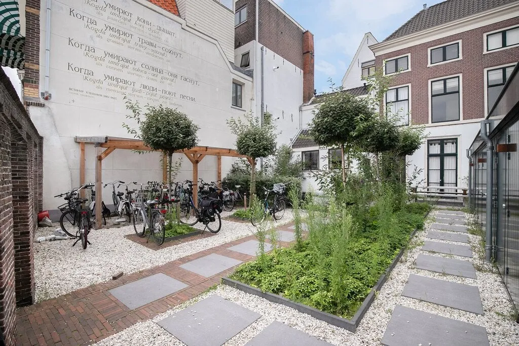 Garden - Charming House with Garage in Leiden