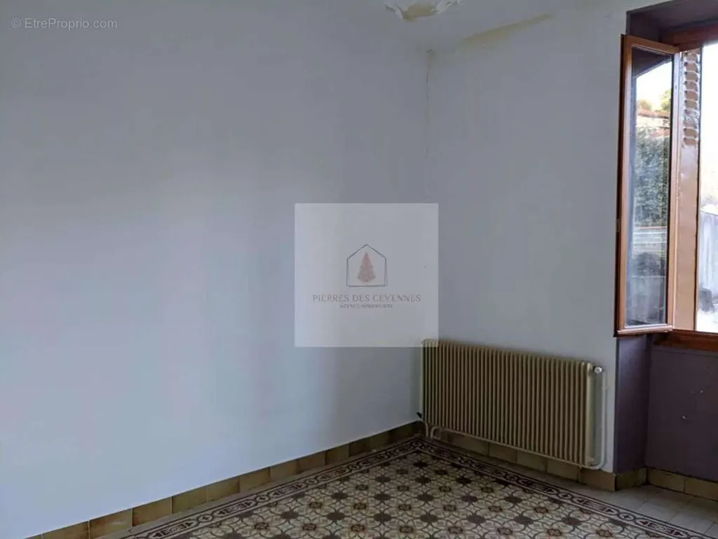 Pièces - Immeuble avec 2 Appartements et Garages au Collet de Dèze