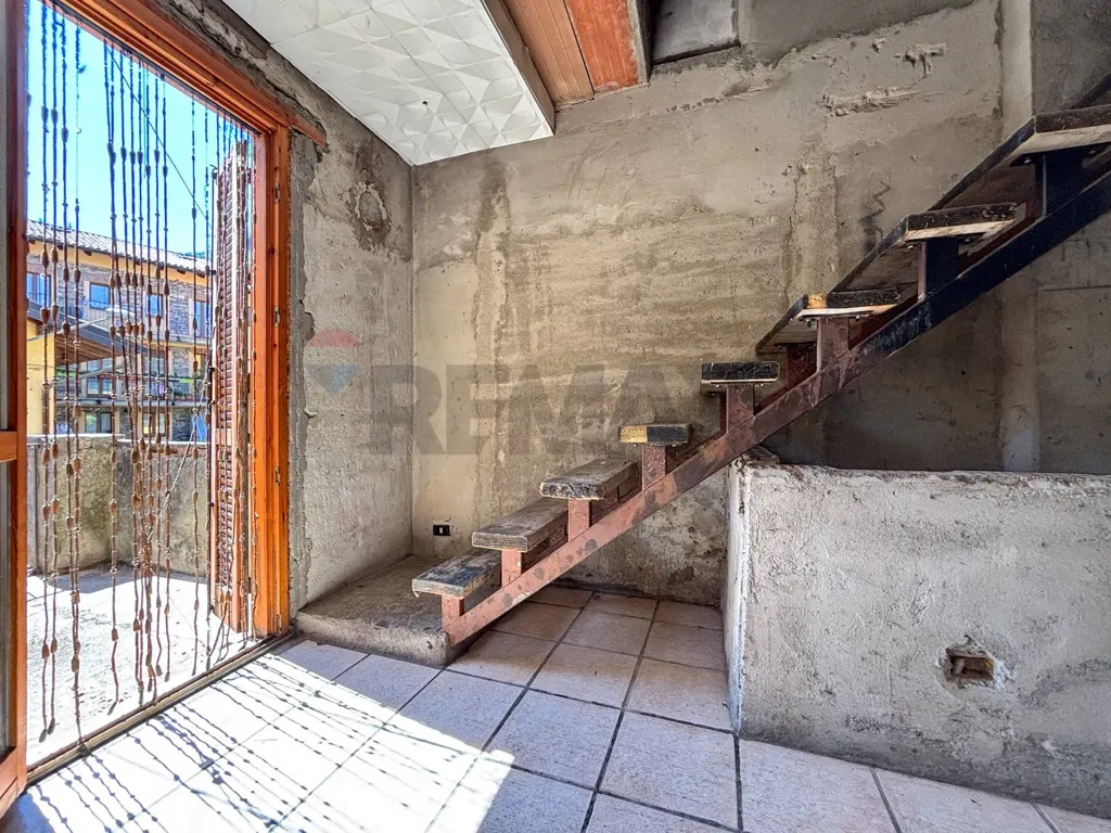 Pièces - Rustico with Terrace in Bisuschio