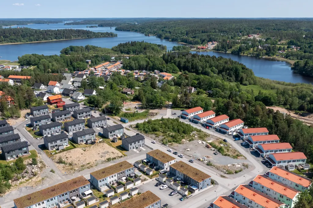 Vista aerea - Eco-Friendly Duplex with Solar Panels in Läggesta