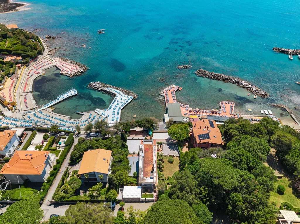 Vista aerea - Villa fronte mare con terrazze a Castiglioncello