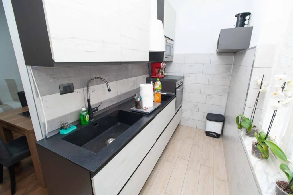 Cuisine - Refurbished Apartment with Balcony in Leini