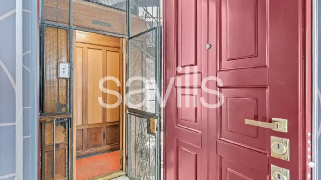 Entrée - Restored Triplex with Balcony in Milan