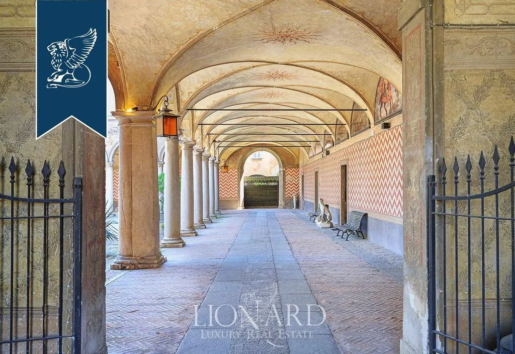 Ingresso - 15th-Century Palace with Tower in Lombardy