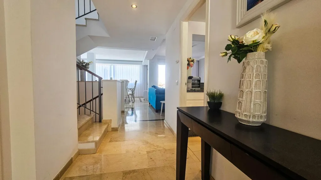 Entrée - Refurbished Semi-Detached with Pool in La Duquesa