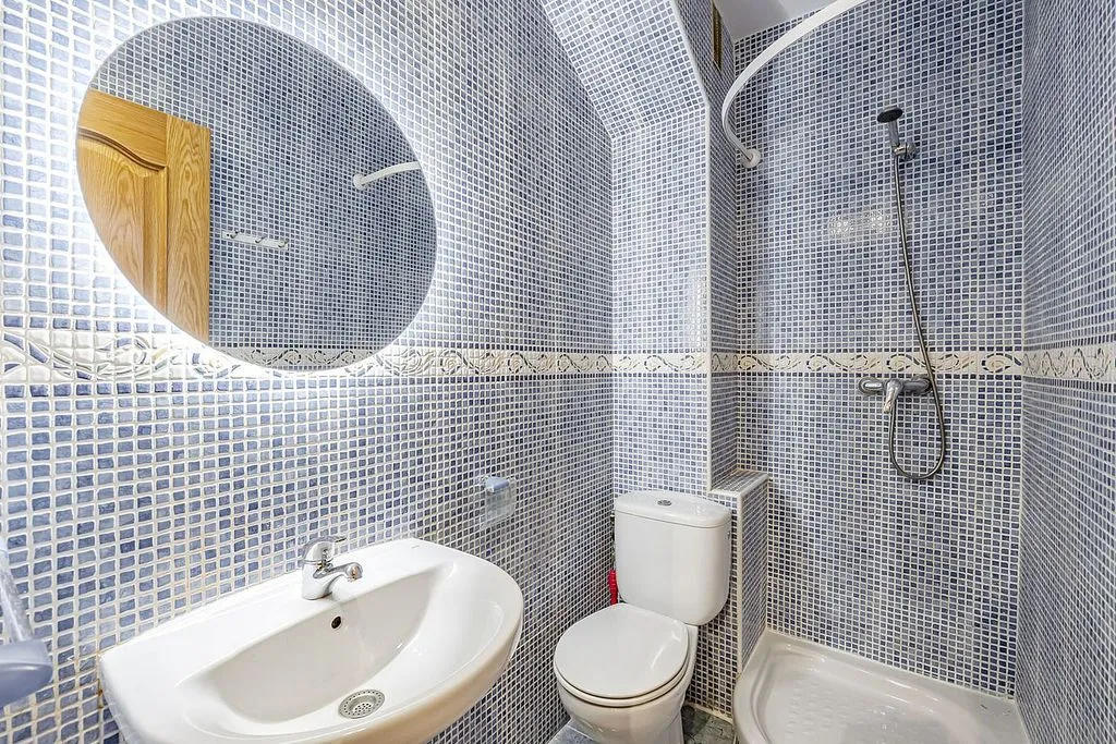 Salles de bain - 3-Bedroom Flat with Terrace in Aluche