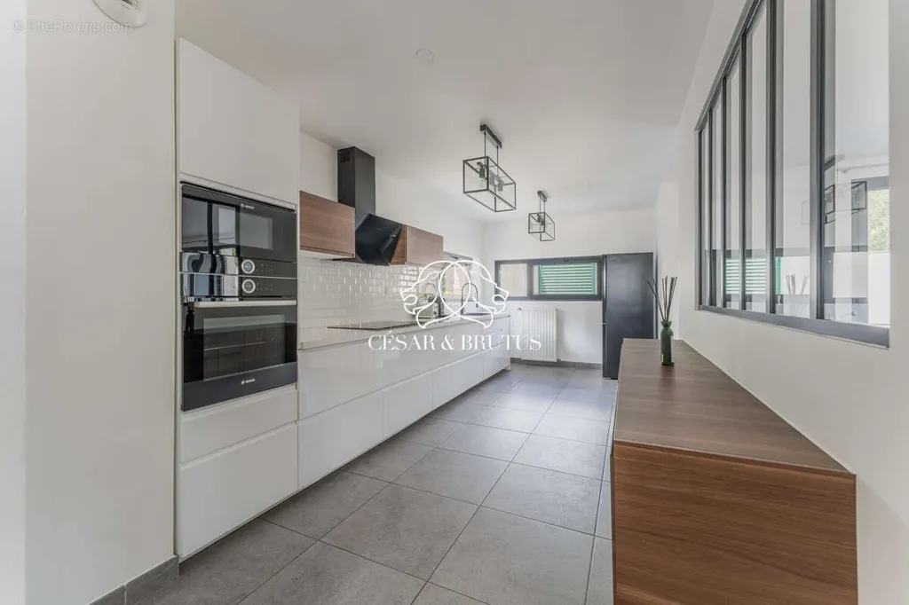 Cuisine - Villa with Pool in Chassieu