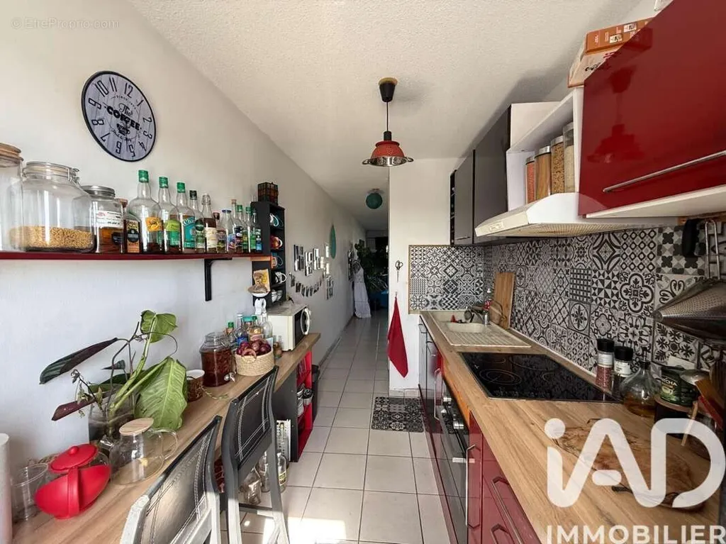 Kitchen - T3 Apartment with Balcony in Saint-Denis