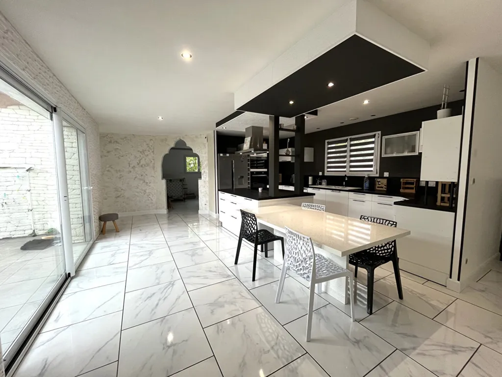 Cuisine - Maison Moderne avec Piscine à Arpajon-sur-Cère