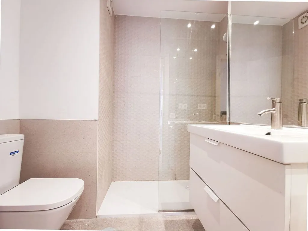 Bathrooms - 1-Bedroom Flat with Terrace in Cuatro Caminos